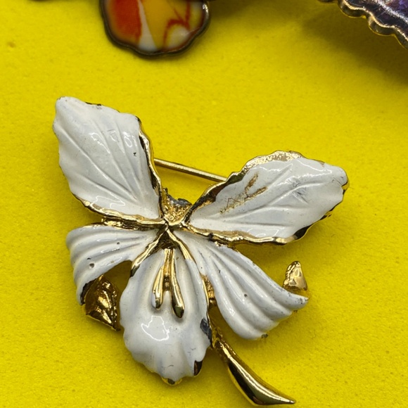 Vintage Brooch Lot Butterflies & White Flower Enameled Naturecore - Picture 2 of 8